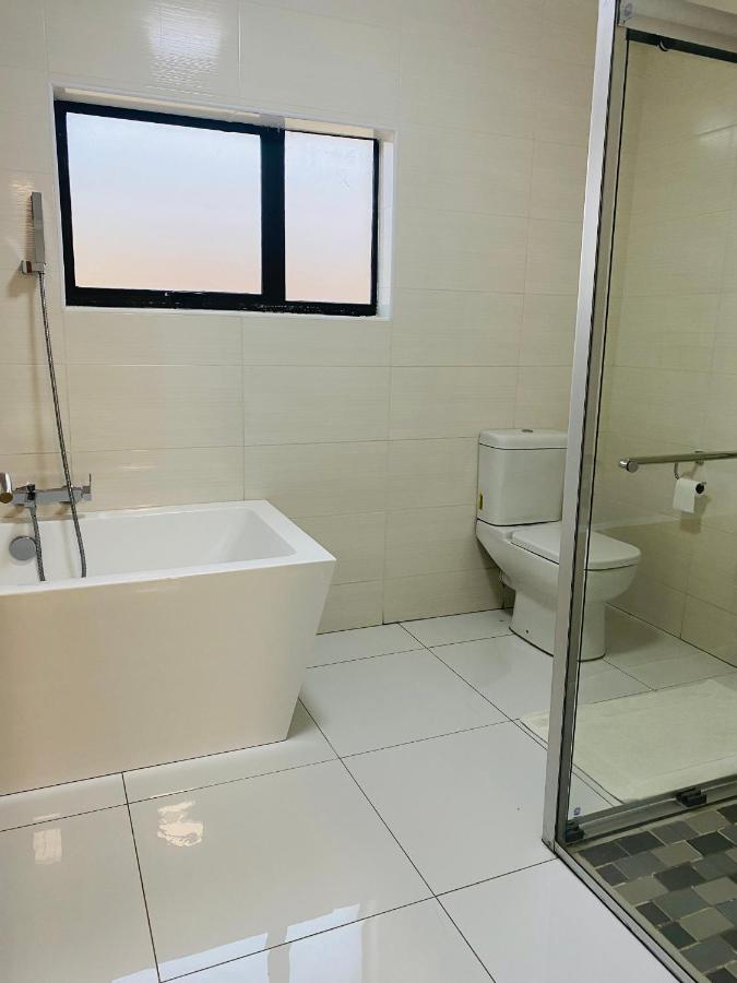 גאבורון Immaculate Villa מראה חיצוני תמונה